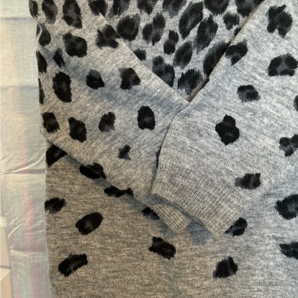 Plus Size Animal Print Cozy Sweater. Gray. Size 26/28. V neck - Picture 4 of 6